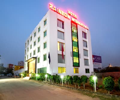 https://imgcld.yatra.com/ytimages/image/upload/t_hotel_yatra_city_desktop/v1479790326/Domestic Hotels/Hotels_Hyderabad/Hotel Rainbow International (Shamshabad)/Night_view.jpg